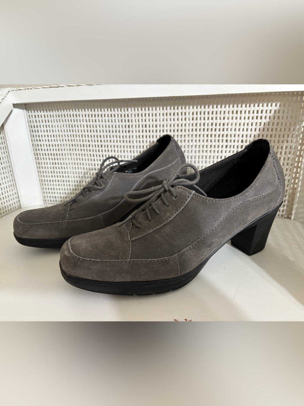 Clarks Gray Suede Oxford-Style Lace-Up Women’s Heel - Like New - Size 9M